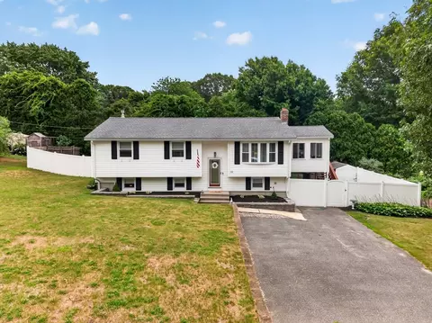 12 Clearwater Dr, Plymouth, MA 02360