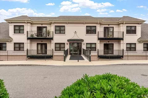 558 E Merrimack St #34, Lowell, MA 01852
