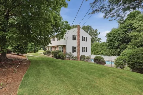 109 Country Ln, Leominster, MA 01453