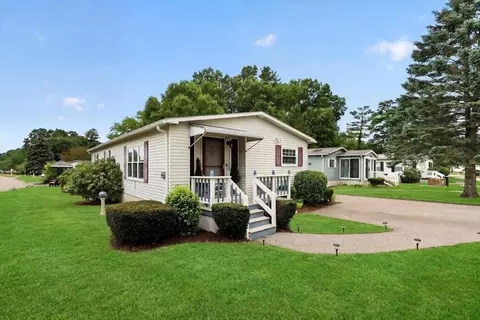 46 Leisurewoods Dr, Rockland, MA 02370