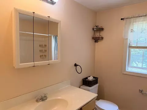 Bath - 94 Whitins Rd, Sutton, MA 01590 photo 4 of 5