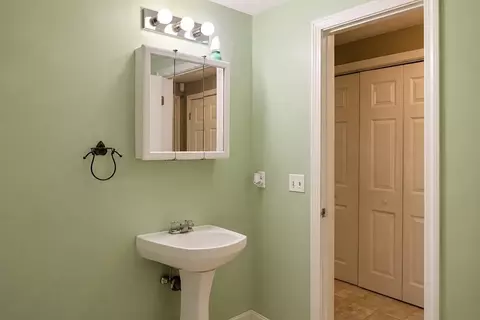 Bath - 94 Whitins Rd, Sutton, MA 01590 photo 2 of 5