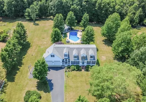 39 Nachaomet Rd, Lakeville, MA 02347