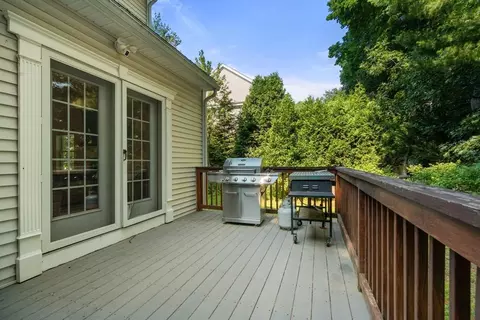 Exterior - 11 Shadow Ln, Wellesley, MA 02482 photo 4 of 6