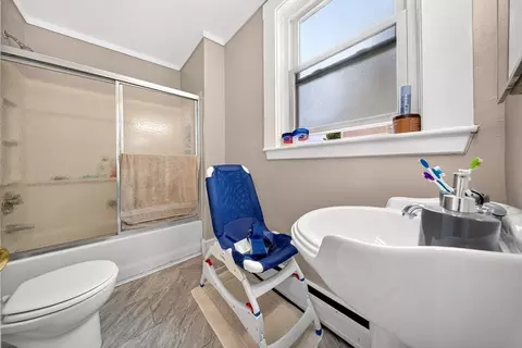 Bath - 40 Lincoln Ave, Fall River, MA 02720 photo 1 of 5