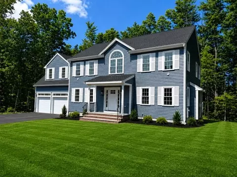 6 Clarendon Cir, Holbrook, MA 02343