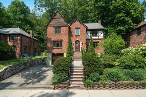 142 Beverly Rd, Chestnut Hill, MA 02467