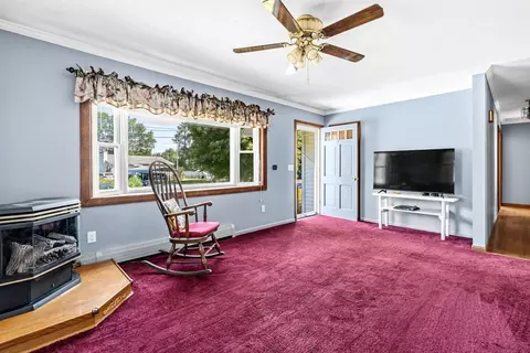 Living - 8 Richardson Cir, Easthampton, MA 01027 photo 3 of 3