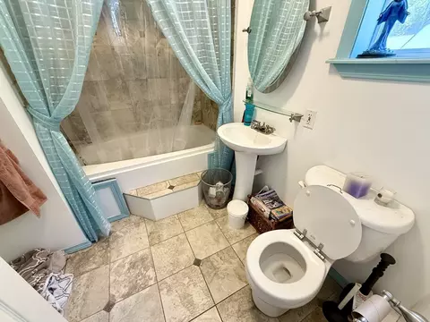 Bath - 66 Barrison St, Springfield, MA 01109 photo 1 of 7