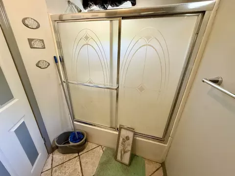 Bath - 66 Barrison St, Springfield, MA 01109 photo 2 of 7