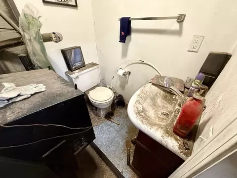 Bath - 66 Barrison St, Springfield, MA 01109 photo 7 of 7