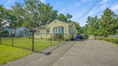 128 W Canton Cir, Springfield, MA 01104 photo 2
