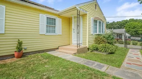 128 W Canton Cir, Springfield, MA 01104 photo 4