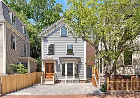 11 Mt Auburn St #11, Cambridge, MA 02138