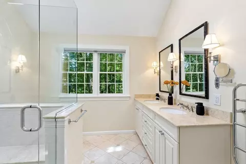 Bath - 10 Wingate Ln, Acton, MA 01720 photo 2 of 6