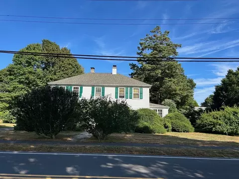 112 Shore St, Falmouth, MA 02540