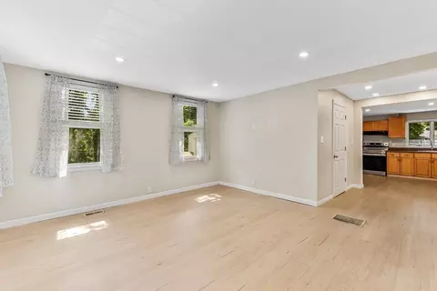 Living - 806 Main St, Wareham, MA 02571 photo 1 of 4