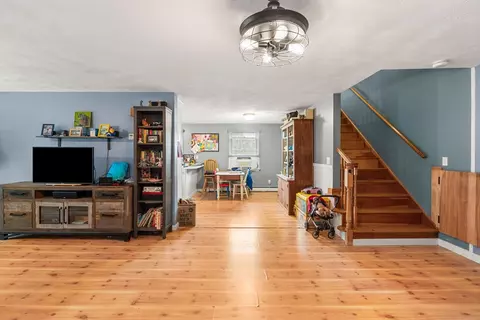 Entry Way - 8 Windsor Ln, Gloucester, MA 01930 photo 1 of 4