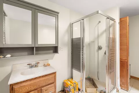 Bath - 8 Windsor Ln, Gloucester, MA 01930 photo 2 of 4