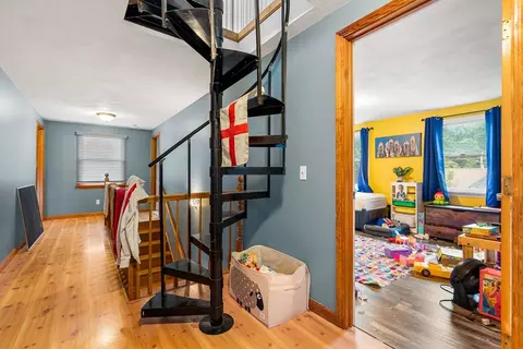 Entry Way - 8 Windsor Ln, Gloucester, MA 01930 photo 4 of 4