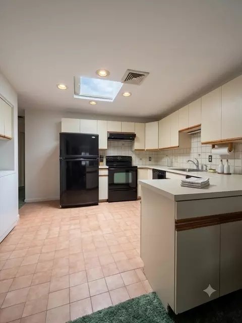 5 Thomas St # B, Saugus, MA 01906 photo 4