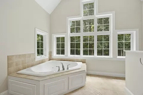 Bath - 33 Dairy Dr, Upton, MA 01568 photo 3 of 4