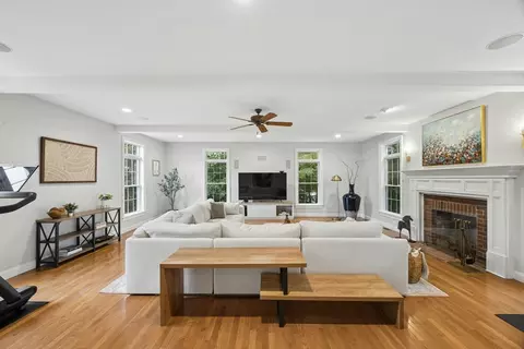 Living - 33 Dairy Dr, Upton, MA 01568 photo 2 of 3