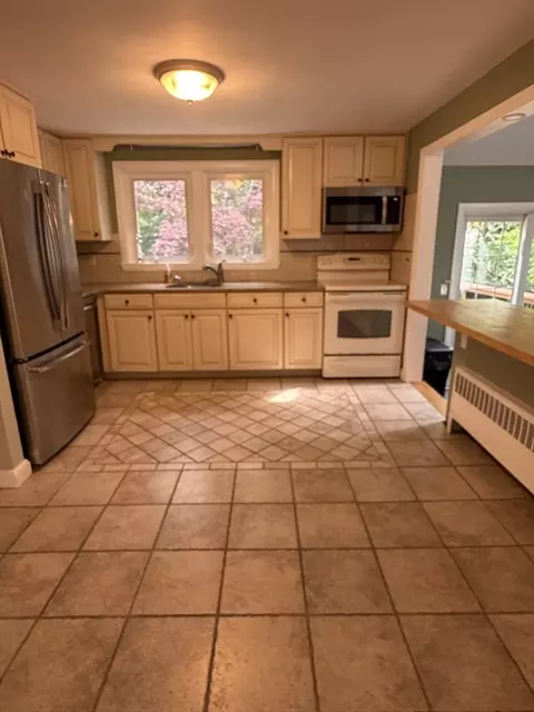 Kitchen - 7 Wayne Dr, Foxboro, MA 02035 photo 4 of 6