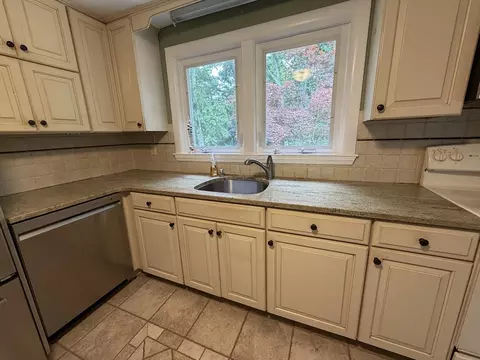 Kitchen - 7 Wayne Dr, Foxboro, MA 02035 photo 2 of 6