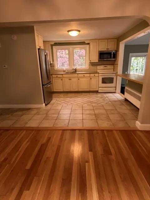 Kitchen - 7 Wayne Dr, Foxboro, MA 02035 photo 5 of 6