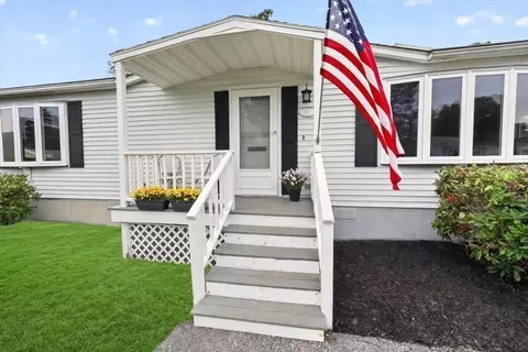 60 Leisurewoods Dr, Rockland, MA 02370