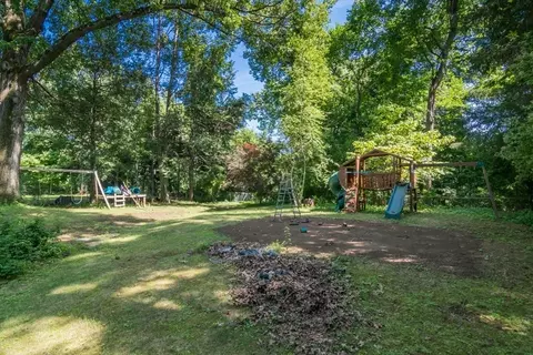 97 Overlook Dr, Springfield, MA 01118 photo 2