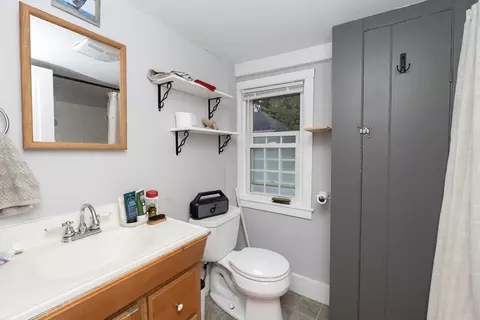 Bath - 6 Spring St, Amesbury, MA 01913 photo 1 of 2