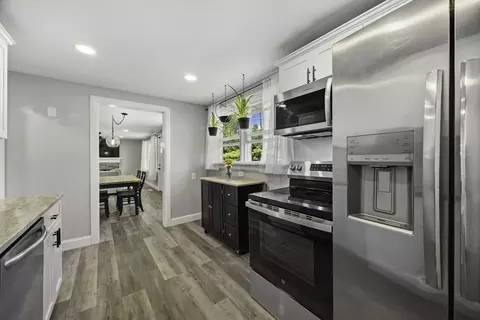 Entry Way - 140 Everett St, Easthampton, MA 01027 photo 1 of 2