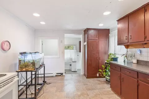 Entry Way - 49 Baker St, Gardner, MA 01440 photo 3 of 7