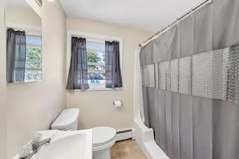 Bath - 48 Manor Ct #48, Springfield, MA 01118 photo 1 of 1