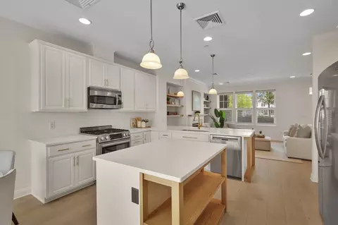 Kitchen - 180 Halsted Dr #180, Hingham, MA 02043 photo 7 of 8