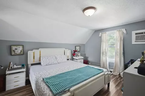 Bedroom - 72 Switzer St, Springfield, MA 01109 photo 3 of 4