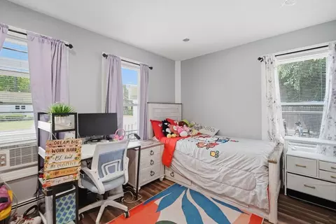 Bedroom - 72 Switzer St, Springfield, MA 01109 photo 1 of 4