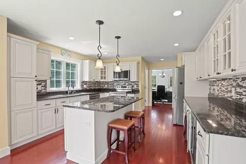 Kitchen - 10 Pond Edge Trl, Wareham, MA 02571 photo 2 of 4