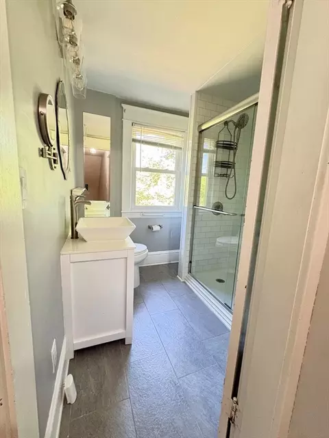 Bath - 110 Darling St, Springfield, MA 01151 photo 2 of 4