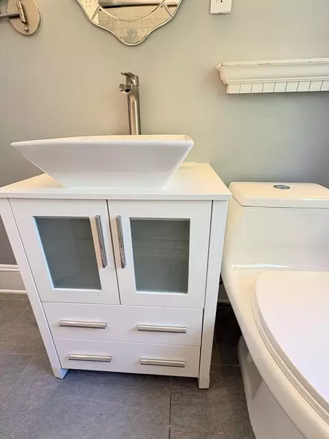 Bath - 110 Darling St, Springfield, MA 01151 photo 4 of 4