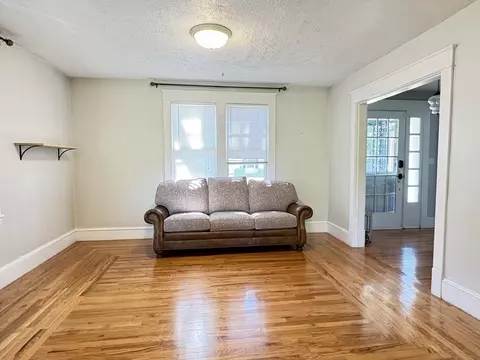 Living - 110 Darling St, Springfield, MA 01151 photo 3 of 4