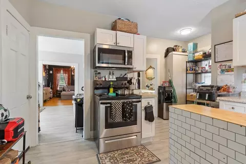 Entry Way - 85 Montrose St, Springfield, MA 01109 photo 5 of 7
