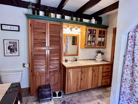 Bath - 33 Coldbrook Rd, Oakham, MA 01068 photo 1 of 2