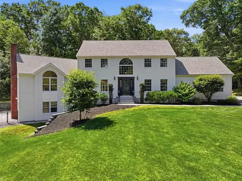 14 Stub Toe Ln, Southborough, MA 01772