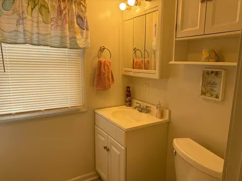Bath - 5 Sean Cir, Wareham, MA 02538 photo 1 of 2
