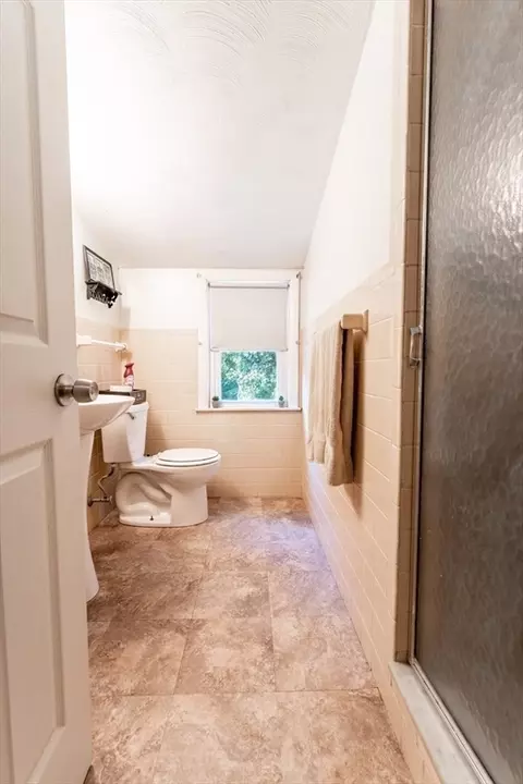 Bath - 12 Kenway Dr, Springfield, MA 01104 photo 4 of 4