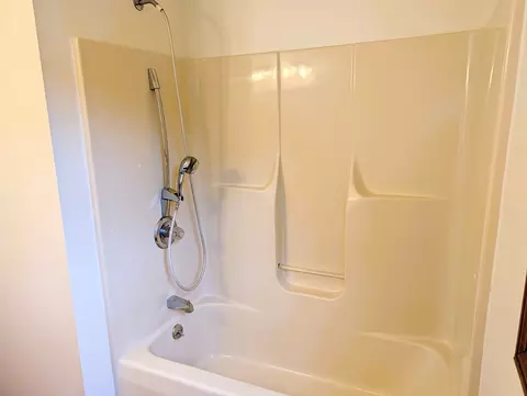 Bath - 22 Pine Needle Ln, Springfield, MA 01118 photo 2 of 4