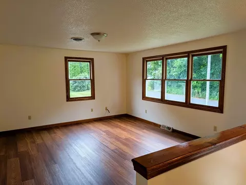 Living - 22 Pine Needle Ln, Springfield, MA 01118 photo 4 of 5